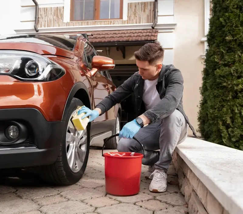 Lavage auto à domicile Bouville : professionnel intervenant sur un véhicule